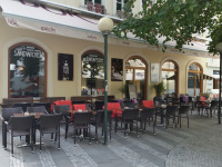 V Cake Cafe Praha mají zahradní nábytek Nünning