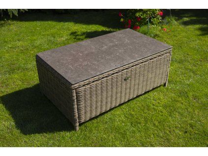 Stolek u umělého ratanu