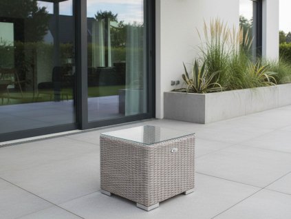 Stolek z umělého ratanu