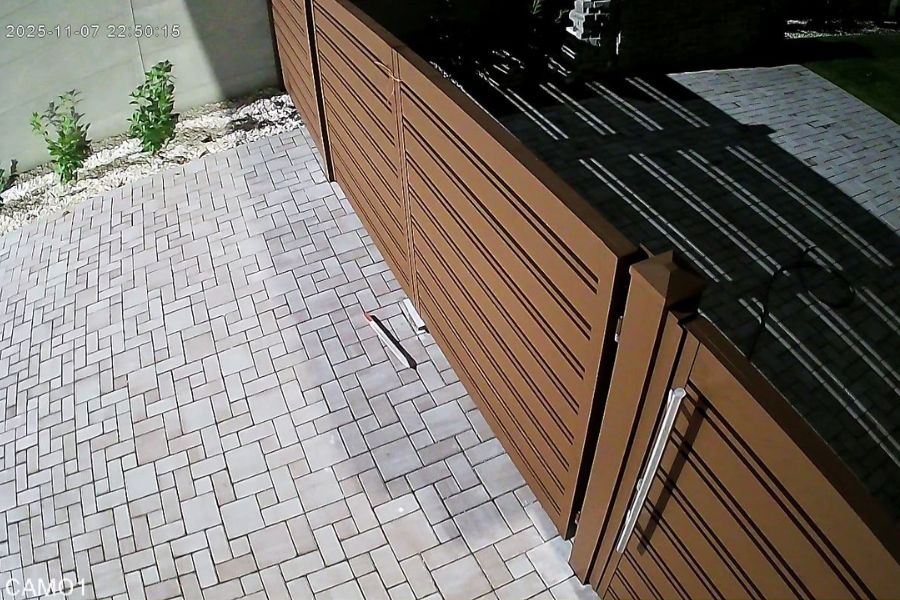 Kamera pri vchode domu monitorujúca vstupné body