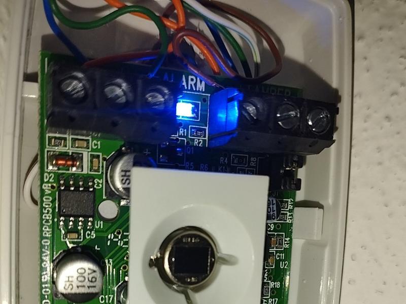 Vnútro pohybového detektora alarmu