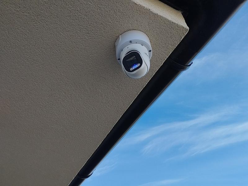 Dome kamera s aktívnym odstrašením