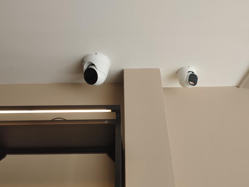 Montáž kamier v kaviarni motorzoom 4K