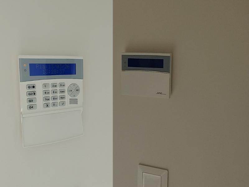 Ovládacia klávesnica alarmu na stene