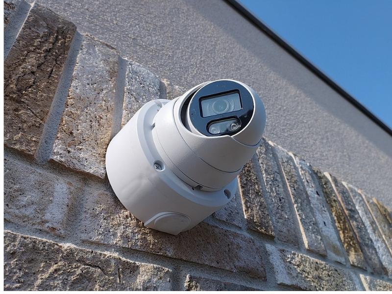 Dome kamera na fasáde kliniky