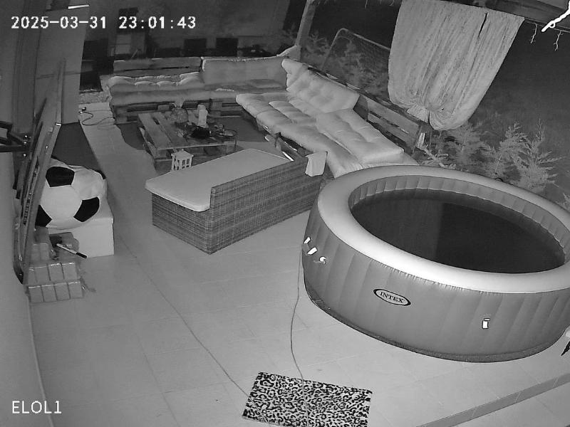 Nočné videnie čiernobiely obraz terasa