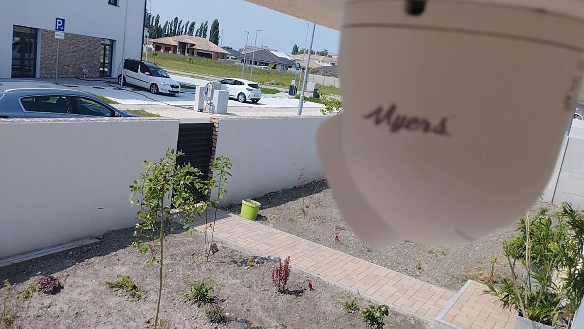 Bezpečnostná IP kamera na dome a vo firme