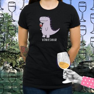 Kdo říkal, že dinosauři vyhynuli? 🦖🍷 Naši předhistoričtí kamarádi si jen našli novou zálibu - degustaci vín! Představujeme...
