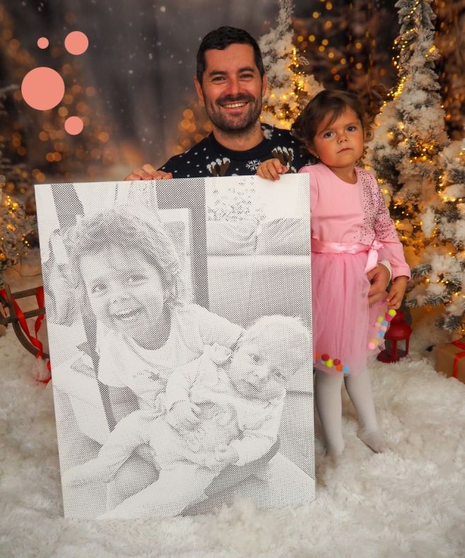 Amikor a mű találkozik a valósággal. ✨ Kész pontfestett kép két gyerekről, mellette az apa és a lánya. Személyes, megható...