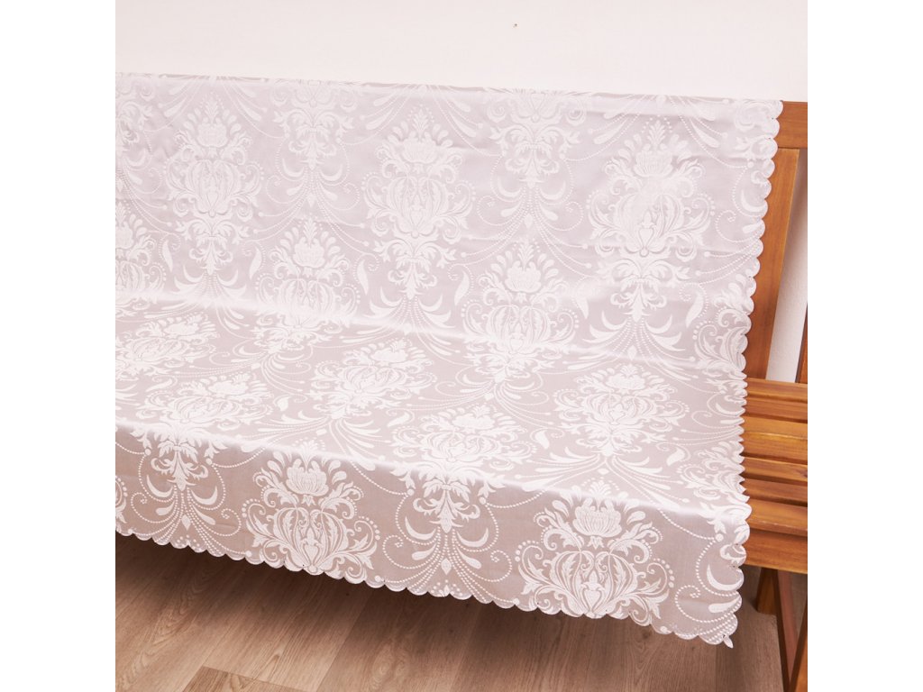 Polyesterový vyrážený ubrus ve stříbrné barvě s vyšívaným vzorem o rozměrech 120x140 cm.