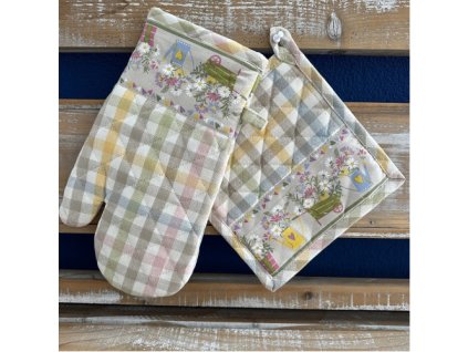 barevné konvičky s květinami