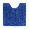 Koupelnová předložka k toaletě, tmavě modré barvy a čtvercového tvaru s výkrojem na wc.