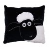 Obdélníkový polštářek černé barvy s motivem oblíbené ovečky Shaun,