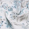 Stylová režná látka s modro-šedými listy, ideální pro domácí dekorace.