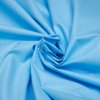 Kvalitní bavlněná látka v jasně modré barvě, ideální pro tvoření a bytové dekorace.