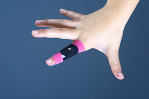 Tejpování prstů ruky