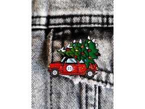 Vánoční auto se stromečkem
