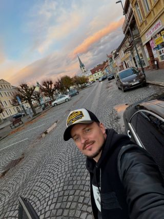 Tady, mezi paneláky a prachem devadesátek, vyrůstal Teniskožrout 🏭 A furt je to stejný 🏰 #ledecnadsazavou #teniskozrout...