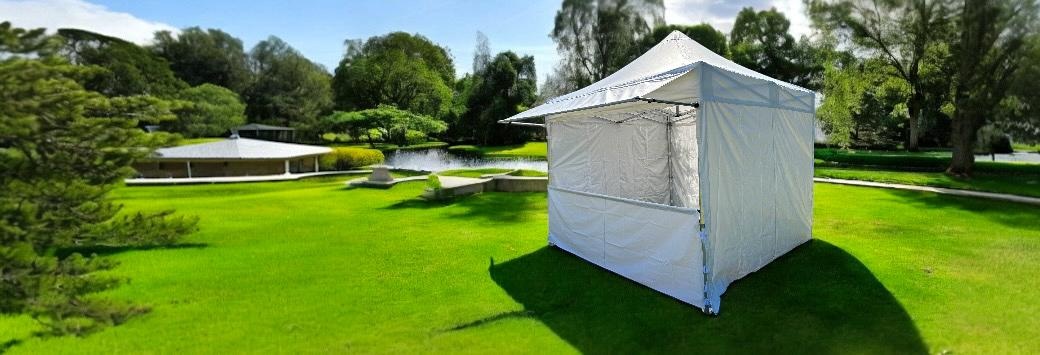 Prodejní stánek se stříškou/kšiltem/markýzou