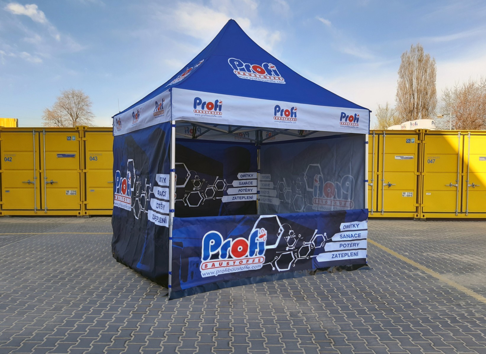 SET - Nožnicový párty stan 3x3 m EXTRA HIGH ROOF s jednostrannou potlačou Typ konštrukcie: BIG HEXAGON S VYŠŠÍ ŠPICÍ, POTLAČ - strecha + bočnice: střecha + 3x bočnice + 1x polobočnice, Gramáž polyesteru: 230 g/m2