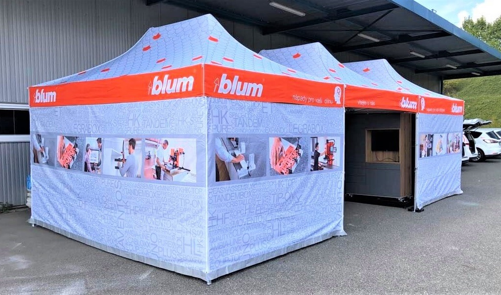 SET - Nožnicový párty stan 3x4,5 m s jednostrannou potlačou Typ konštrukcie: BIG HEXAGON, POTLAČ - strecha + bočnice: střecha + 3x bočnice + 1x polobočnice, Gramáž polyesteru: 230 g/m2