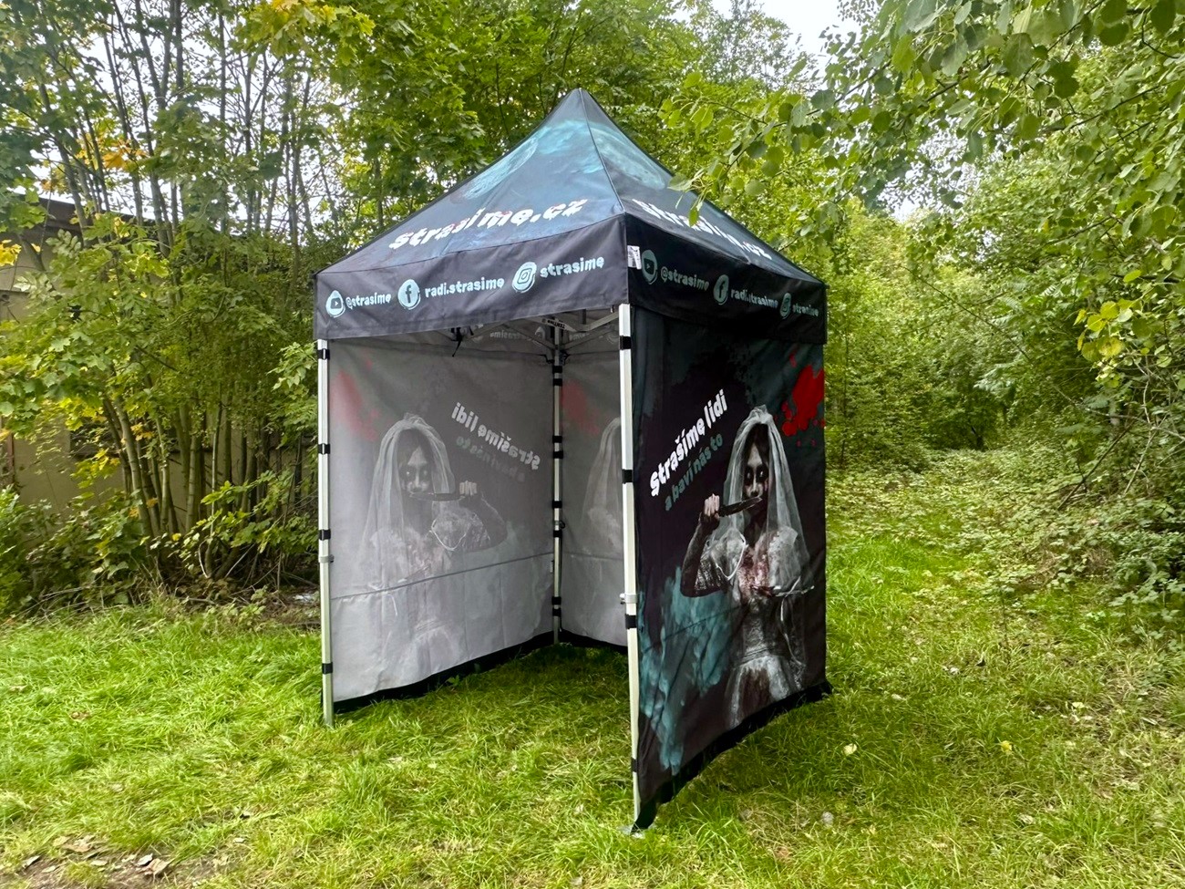 TENTino SET - Nožnicový párty stan 2x2 m EXTRA HIGH ROOF s jednostrannou potlačou Typ konštrukcie: BIG HEXAGON S VYŠŠÍ ŠPICÍ, POTLAČ - strecha + bočnice: střecha + 3x bočnice, Gramáž polyesteru: 300 g/m2