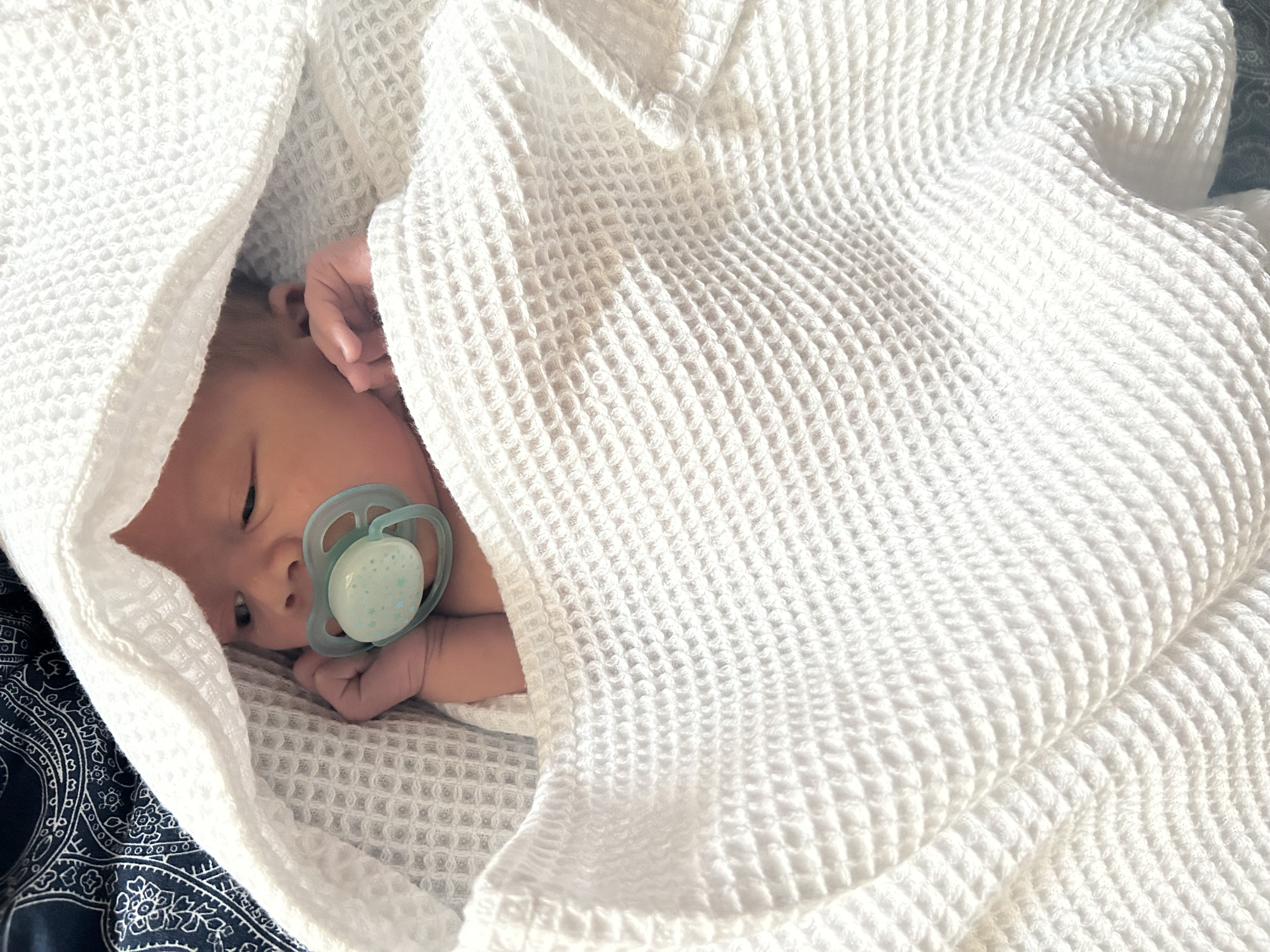 Bábätko zavinuté do mäkkého uteráka po kúpeli