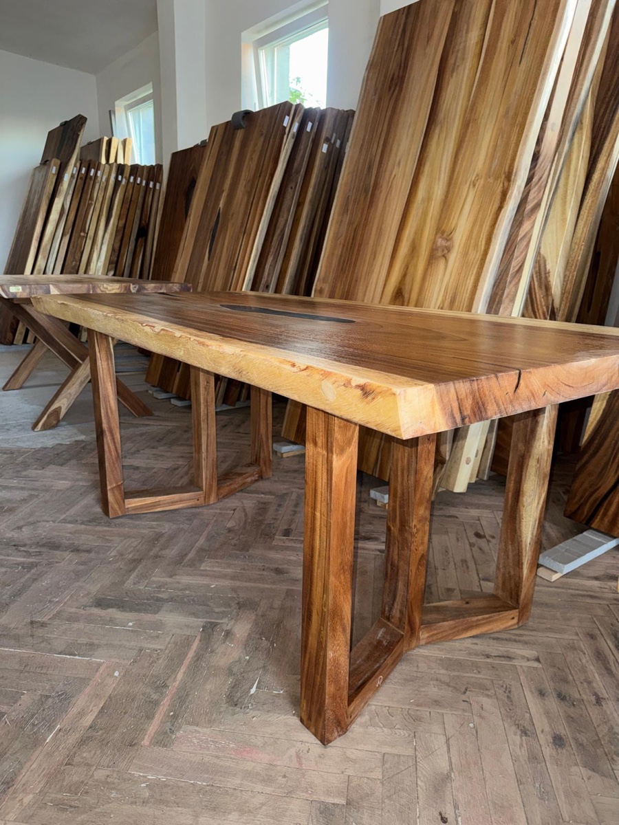 Stůl a dřevěné desky ve skladu Terana Design