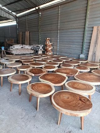 Dneska u nás ve skladu taková menší „dřevěná vlna“ 🌿 Jeden vedle druhého… a každý úplně jiný. Na těchhle stolcích mě baví...