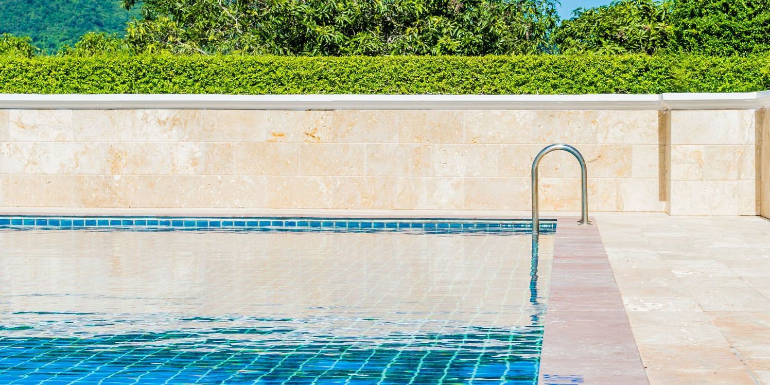Ako si postaviť terasu okolo bazéna?