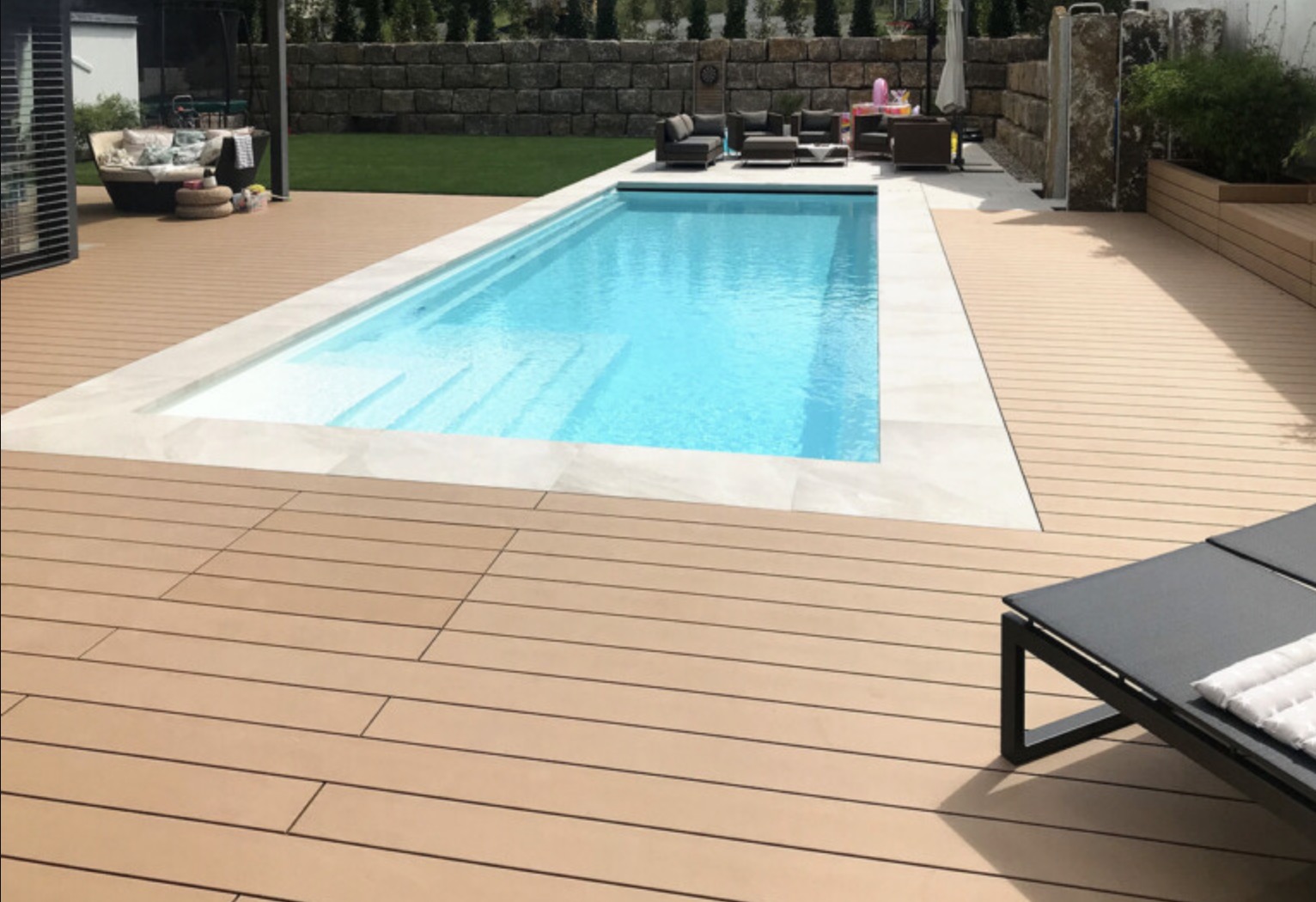 Čo dať okolo bazéna? 10 nápadov na terasu, podlahu a úpravy okolia