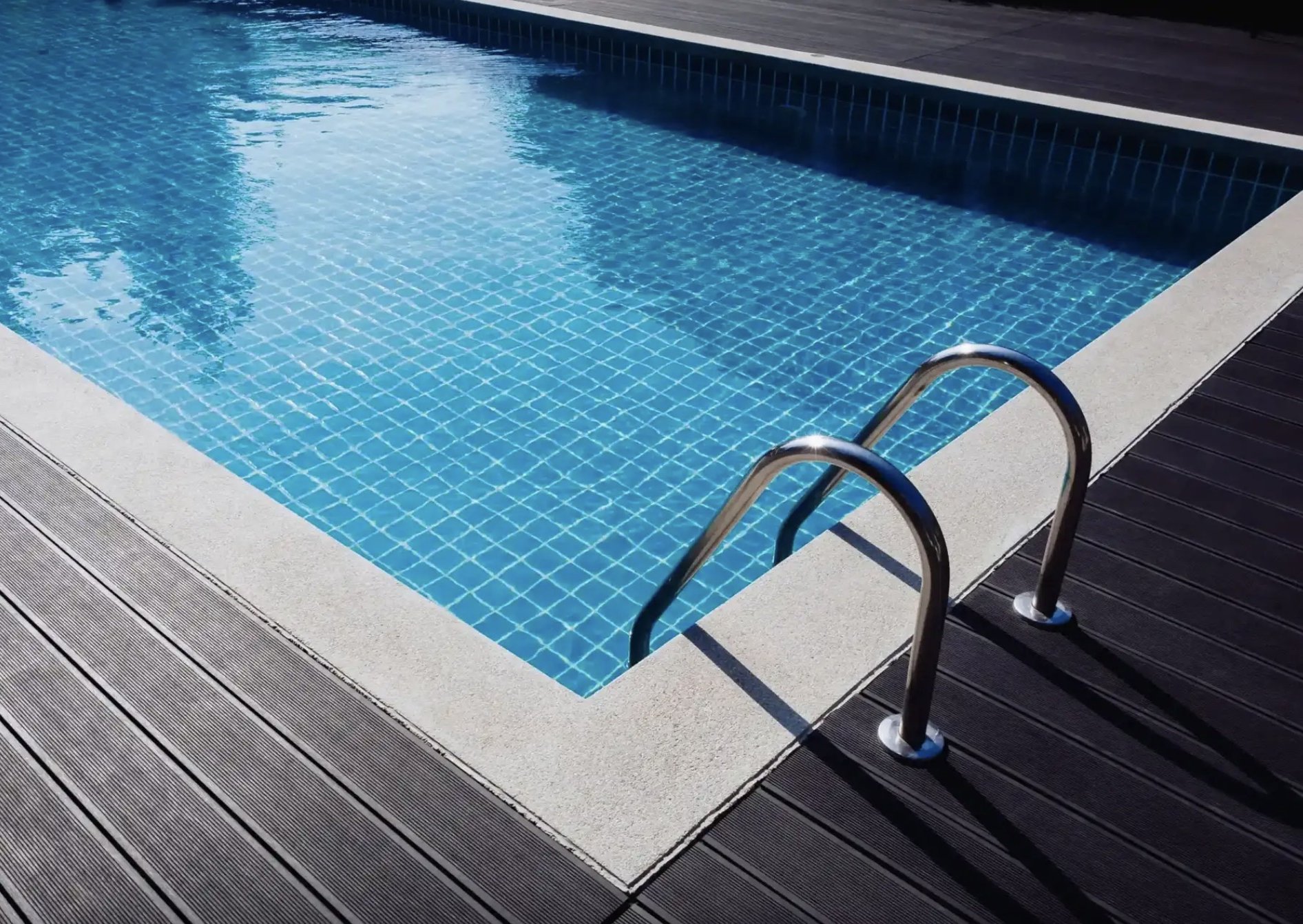 Odvodnenie terasy okolo bazéna: Drevená vs. WPC terasa, bezpečný odtok vody a tipy na správny spád