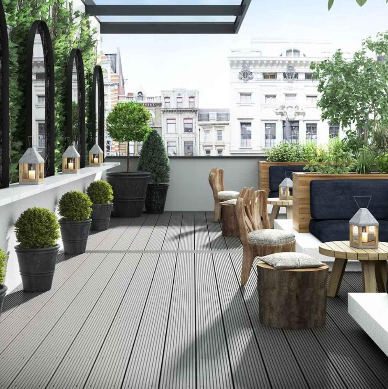 siva-wpc-terasa-v-meste-s-drevenym-sedenim-prirodnymi-stoličkami-lampionmi-a-kvetinacmi-s-upravenymi-krami-mestsky-oddchovy-priestor-s-napadom