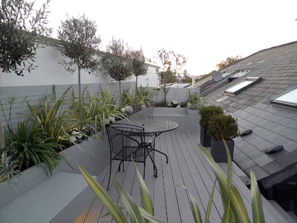 strecha-so-zahradou-a-kompozitnou-podlahou-wpc