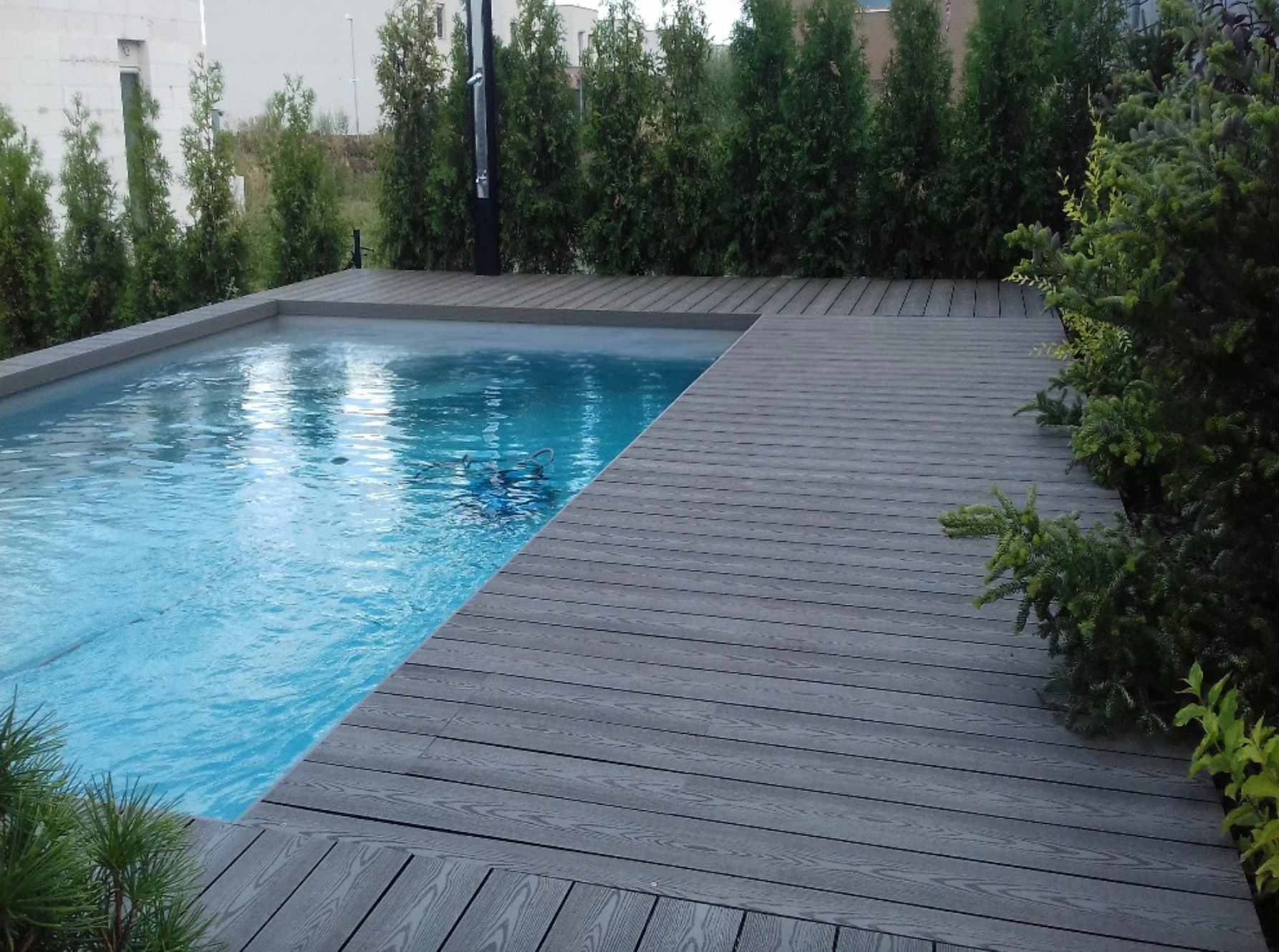 wpc-terasa-pri-bazene-s-ihlicnanmi-a-sukromnym-oplotenim