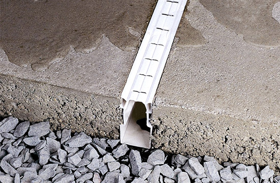 linearne-odvodnenie-terasy-plastovy-odtokovy-zlab-na-hranici-betonu-a-strku-okolo-bazena