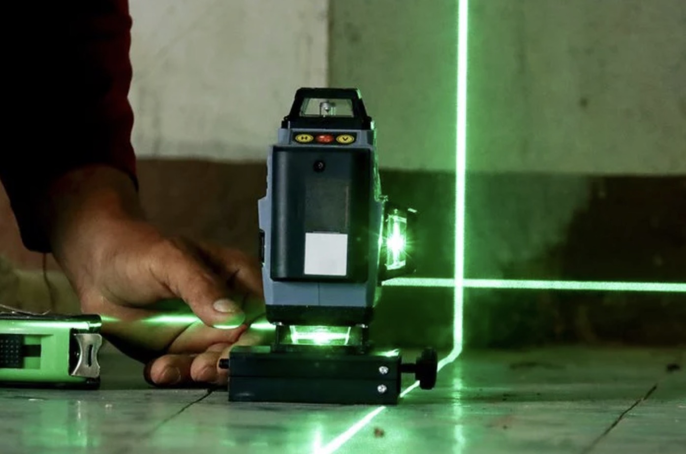 laserovy-nivelak-projektuje-zelene-ciary-na-dlazbu-pri-kontrole-rovinnosti-terasy-na-tercoch