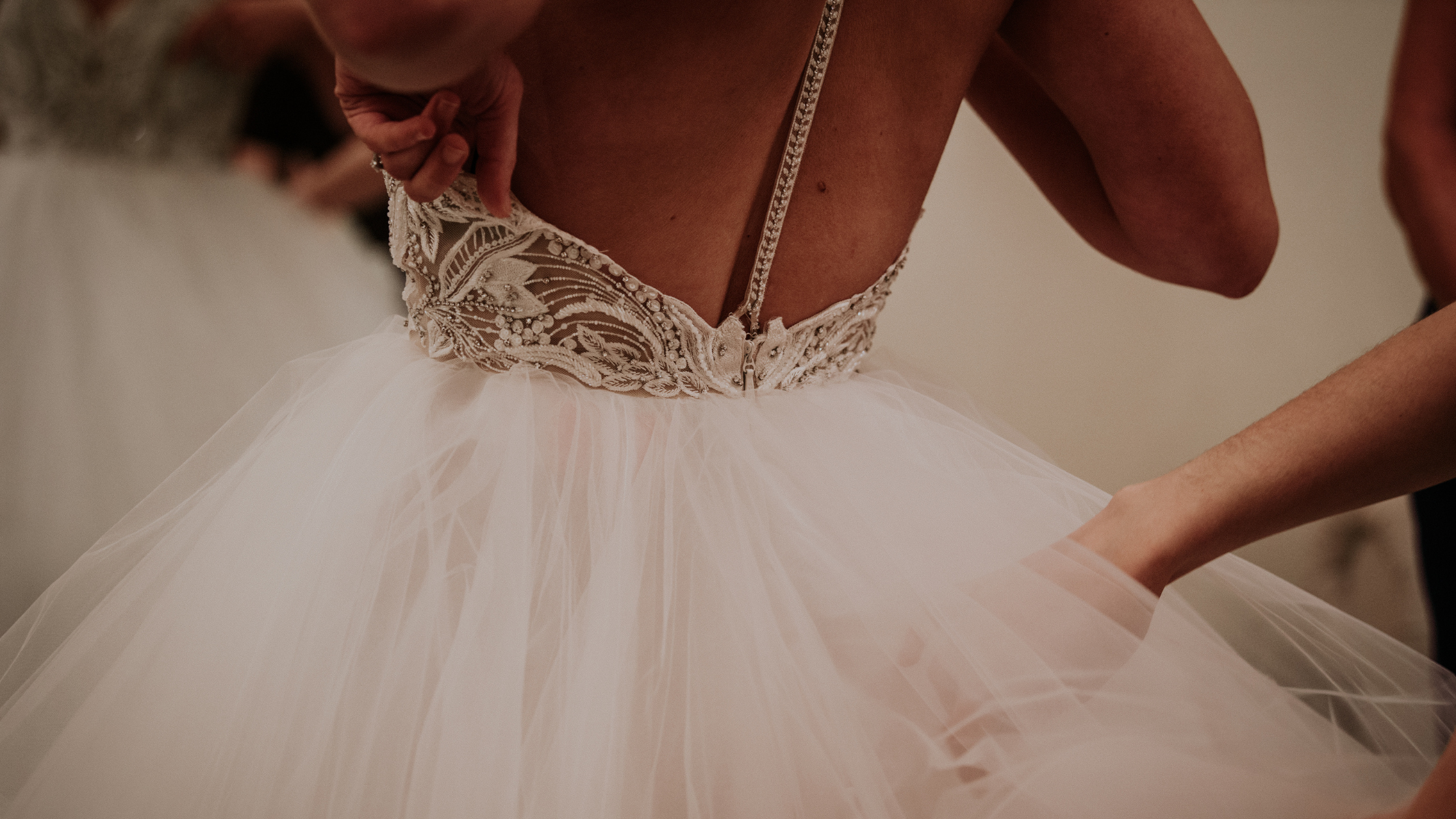 Jak se připravit na zkoušení šatů v salónu?