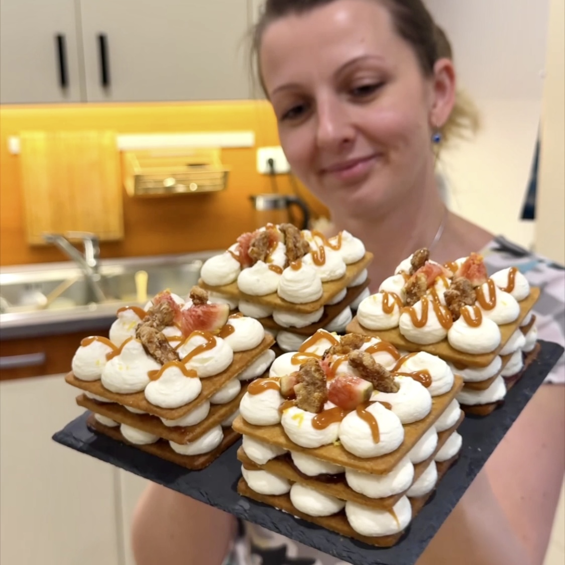 Křehké dortíky s karamelem a praliné