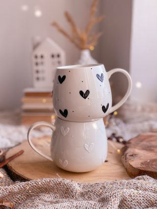 Tak co, která srdíčka jsou tvůj favorit? 🤍 nebo 🖤? #terezcino #dekoraterka #malujunanadobi #malujunaporcelan #autorskatvorba