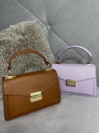 Kabelka Mona * kvalitní strukturovaná kůže * pevné ucho na nošení v ruce * crossbody popruh * pevný tvar * klopové...