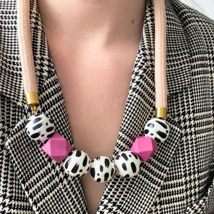 Malované černobílé korále na laně