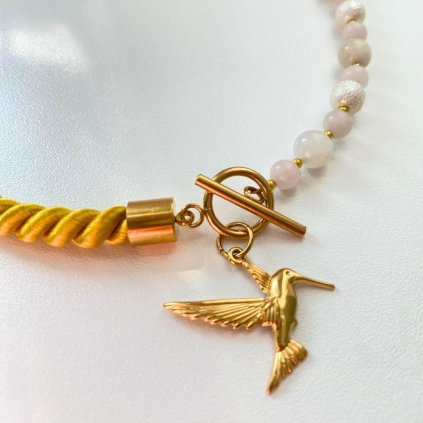 Minimalistický náhrdelník – růženín, měsíční kámen a kolibřík