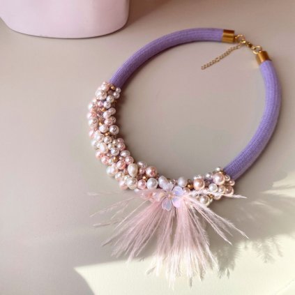 Lila náhrdelník s pírky a říčními perlami