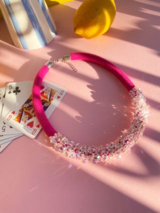 Víte na co se nejvíc těším na jaře? 😍 Na všechny ty kytičky, slunce a až odhodíme šály a bundy a bude na krku místo na...