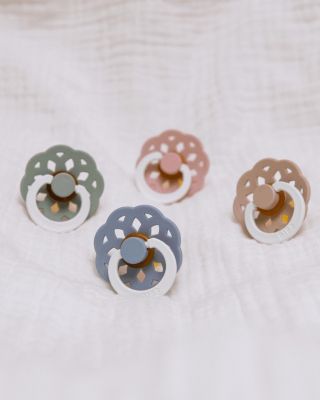 Nový BIBS Boheme v noční verzi spojují krásný vzhled řady BIBS Boheme a výhodu, nočních dudlíku BIBS, že je mate i ve tmě...