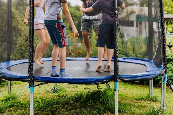 Zahradní trampolína: 3 důvody, proč si ji pořídit a jak vybrat tu pravou