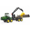 Lesnický traktor BRUDER John Deere 1210E s přívěsem nakládacím ramenem