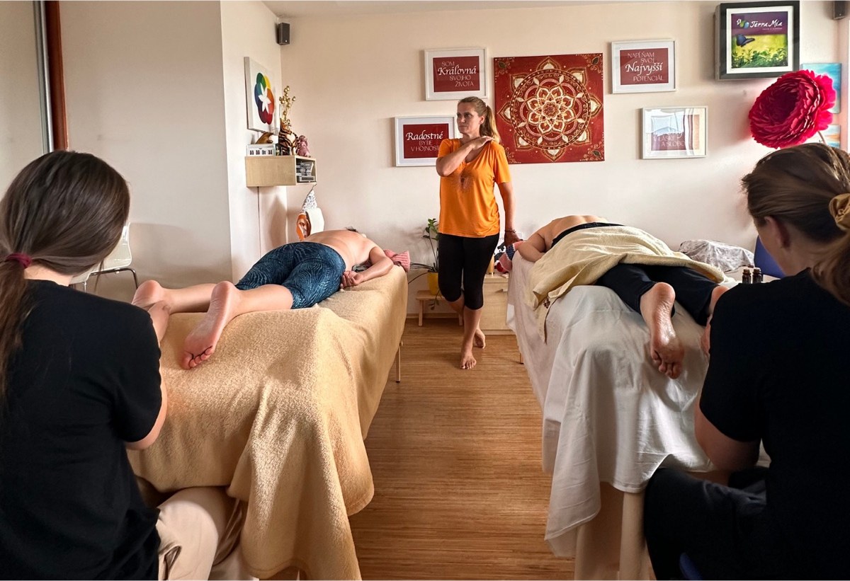 Kurz AromaTouch v Hniezde TerraMia — prax na masérskych stoloch
