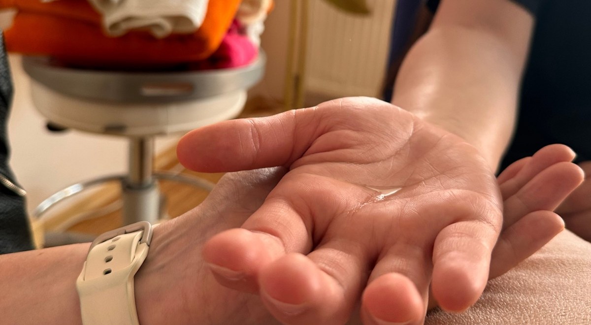 Jemná masáž ruky s esenciálnym olejom na kurze AromaTouch